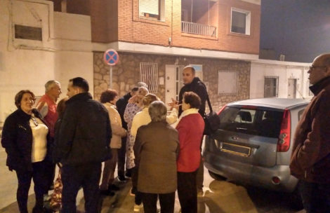 Juan Pablo Yakubiuk, concejal y candidato a la alcaldía de Roquetas, hablando con los vecinos de las 200 Viviendas